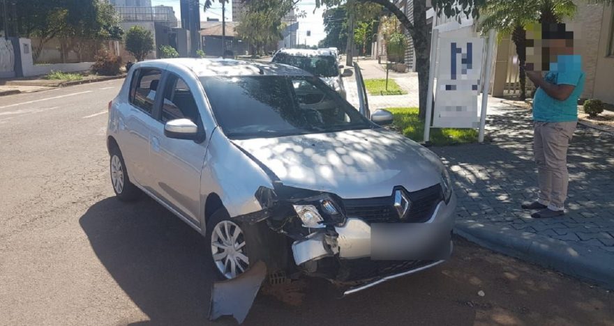 Carro e moto se envolvem em acidente na Rua Vicente Machado com Rua da Bandeira