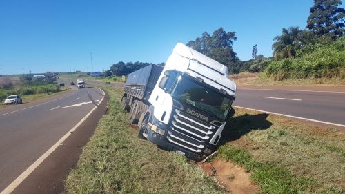 Caminhão vai parar no canteiro após problemas mecânicos na BR-277