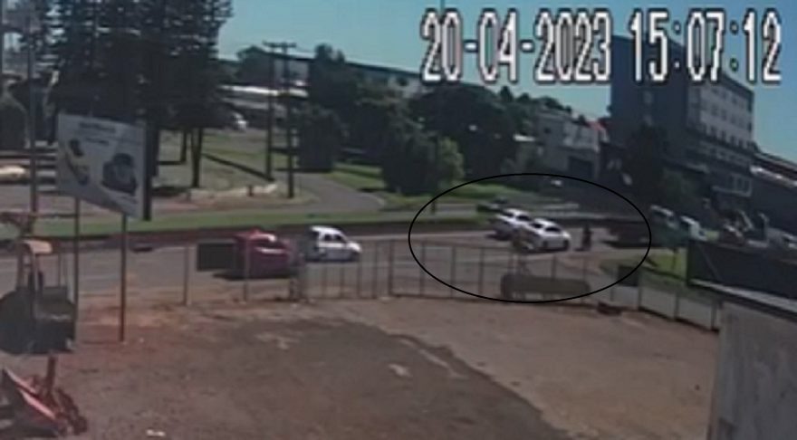 Câmera registra colisão traseira na Rua Carlos Gomes
