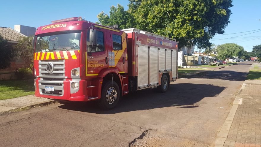 Bombeiros atendem pessoa presa a objeto em residência no Tropical