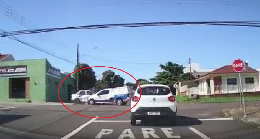Câmera flagra forte colisão de trânsito no Parque São Paulo