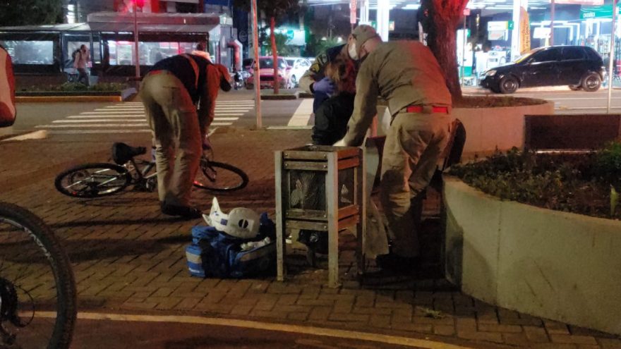 Ciclista envolvida em acidente de trânsito na Av. Brasil é socorrida pelo Siate