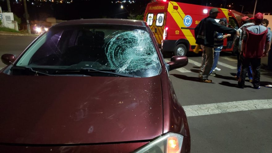 Ciclista é atingido por carro e fica ferido, no Bairro Floresta
