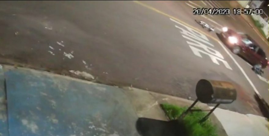 Câmera flagra forte colisão entre carro e bicicleta no Floresta