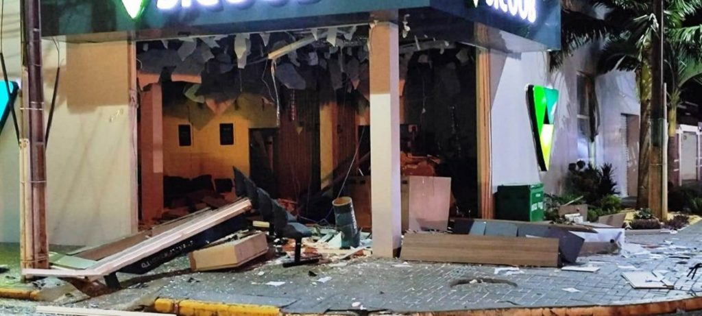 Bandidos explodem caixas eletrônicos de agência bancária durante a madrugada em Nova Santa Rosa