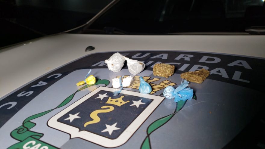 Dois são presos e duas menores apreendidas em posse de drogas no Conjunto Riviera