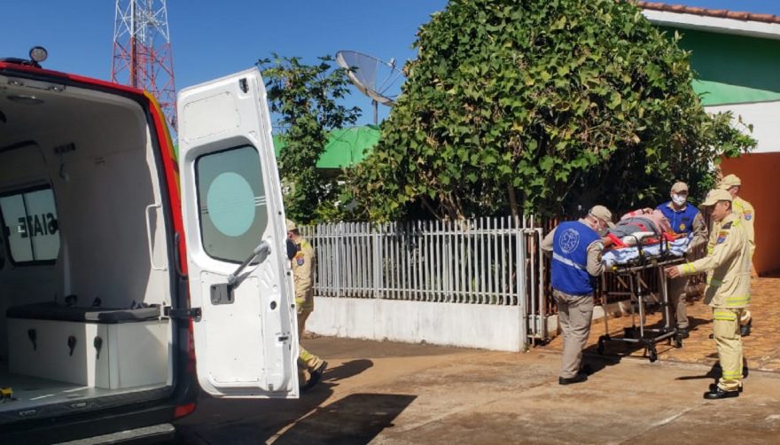 Idosa é socorrida pelo Siate após sofrer queda