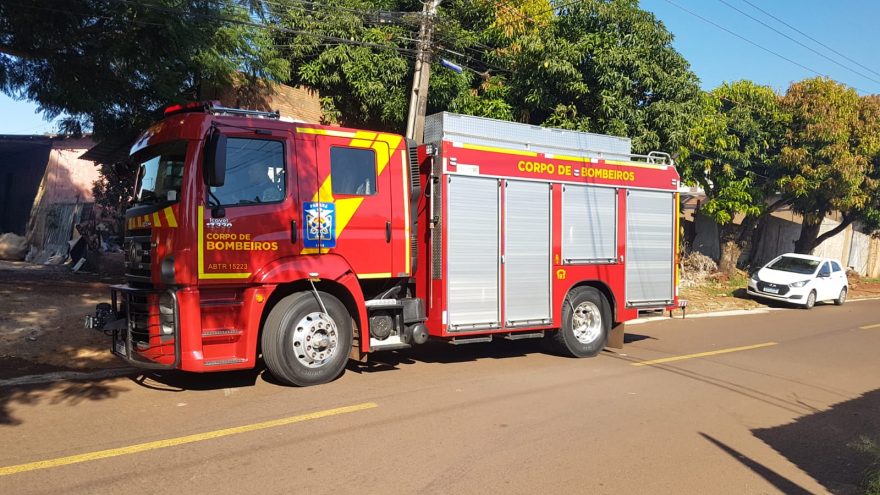 Bombeiros combatem incêndio em vegetação na Rua Visconde de Guarapuava