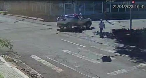 Câmeras registram acidente em que adolescente ficou gravemente ferido na Rua Fortaleza