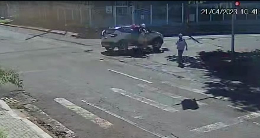 Câmeras registram acidente em que adolescente ficou gravemente ferido na Rua Fortaleza