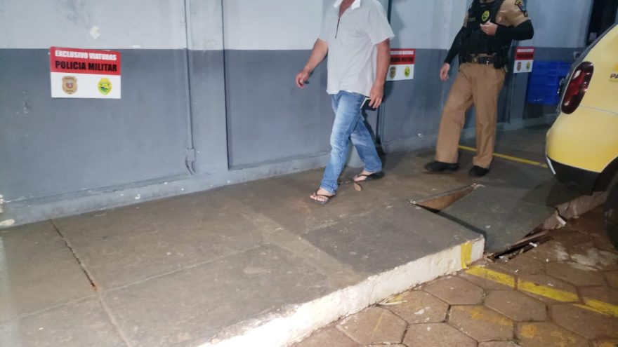 Homem agride mulher que se defende com martelada e os dois vão parar na delegacia