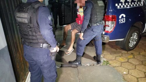 Homem embriagado e com mandado em aberto por tráfico é detido pela GM
