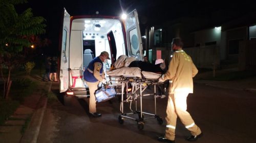 Entregador cai de moto e fratura clavícula no Maria Luiza