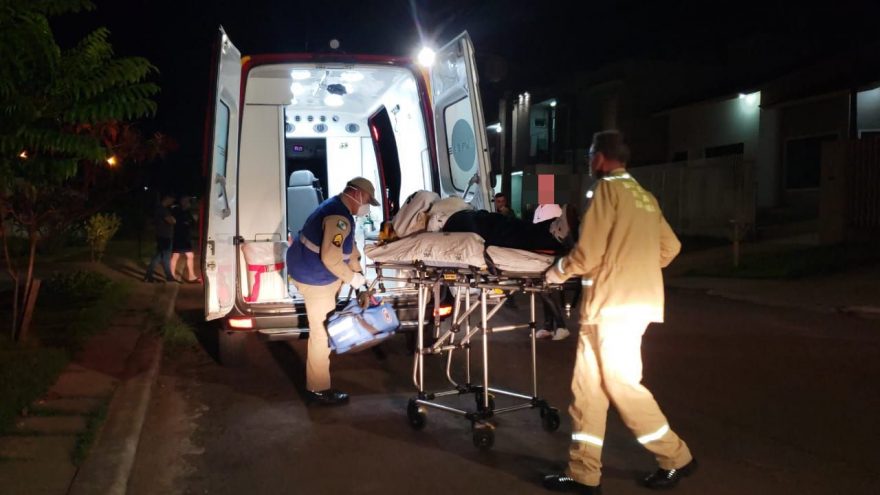 Entregador cai de moto e fratura clavícula no Maria Luiza