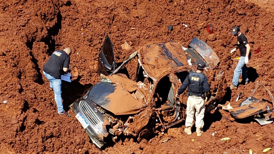 Carro cai dentro de buraco na BR-277 na noite de ontem e motorista só é encontrado morto nesta manhã