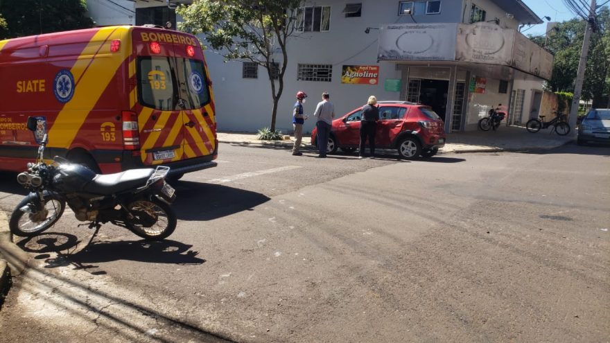 Sandero e moto se envolvem em colisão no Centro de Cascavel