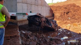 Completamente destruído, carro envolvido em acidente com morte é retirado de buraco