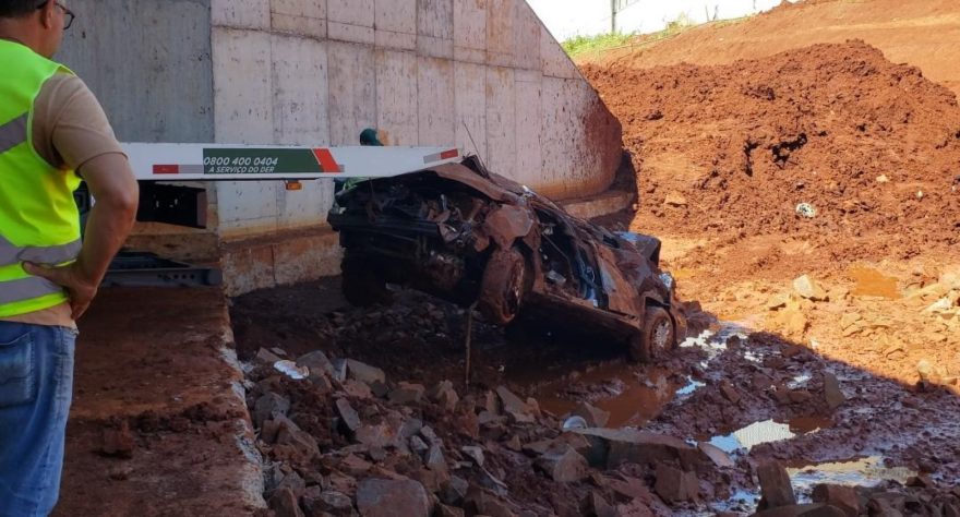 Completamente destruído, carro envolvido em acidente com morte é retirado de buraco