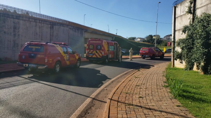 Ciclista fica ferido em acidente na BR-277 no viaduto da Rua Olindo Periolo