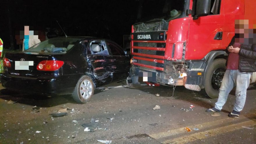 Mulher e adolescente ficam feridos em acidente entre carreta e Corolla na BR-277