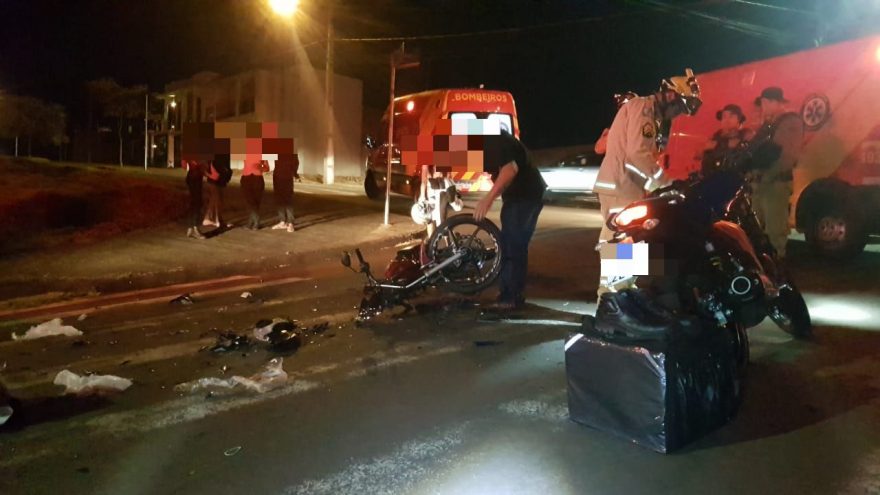 Motociclistas ficam em estado grave após batida frontal entre motos no Universitário
