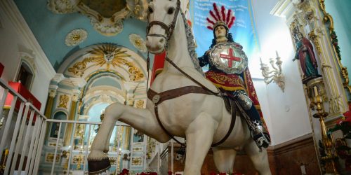 Imagem referente a Venerado por católicos e religiões afro, São Jorge é ícone pop