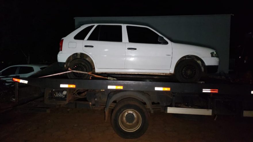 Carro roubado é recuperado pela PM no bairro Coqueiral