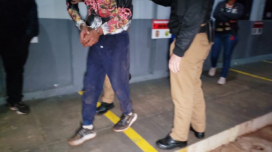 Homem é preso após morder a esposa