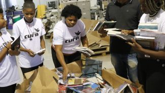 Central Única das Favelas distribui livros a bibliotecas comunitárias