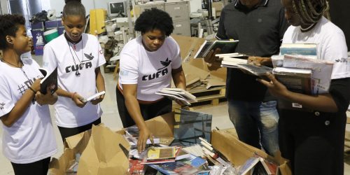 Imagem referente a Central Única das Favelas distribui livros a bibliotecas comunitárias