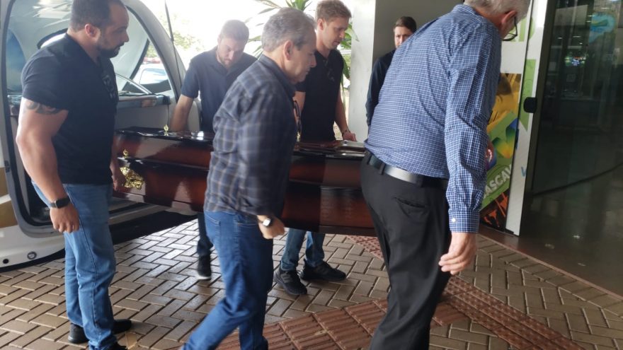 Corpo de Jacy Scanagatta chega à Prefeitura para o velório