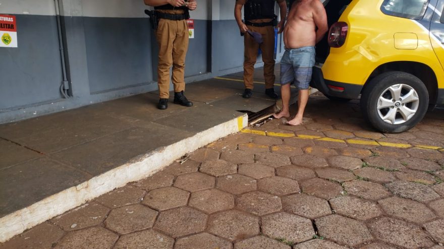 Homem que é acusado de agredir a esposa resiste a prisão e dá trabalho à Polícia Militar