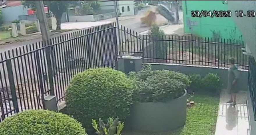 Câmera flagra carro colidindo violentamente em caçamba em Guaraniaçu
