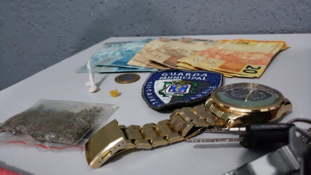 Com crack, maconha e moto furtada, homem é detido pela GM