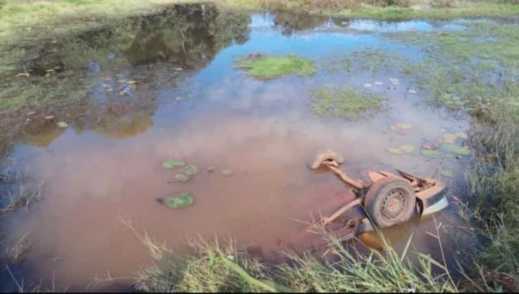Dois corpos são encontrados em carro submerso em lagoa de Pitanga
