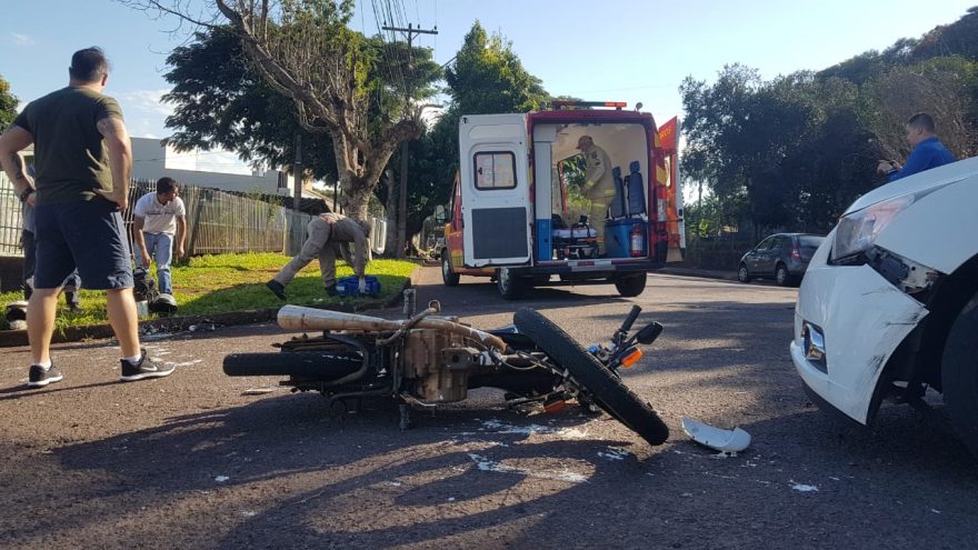 Garupa de moto fica ferido após colisão com Cruze no Parque São Paulo