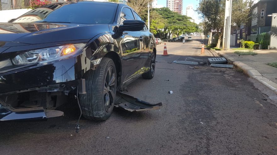 Civic fica danificado ao colidir com materiais de obra não sinalizada na Rua Minas Gerais