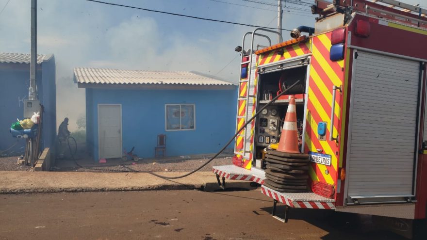 Incêndio em vegetação se aproxima de residências e Corpo de Bombeiros é acionado