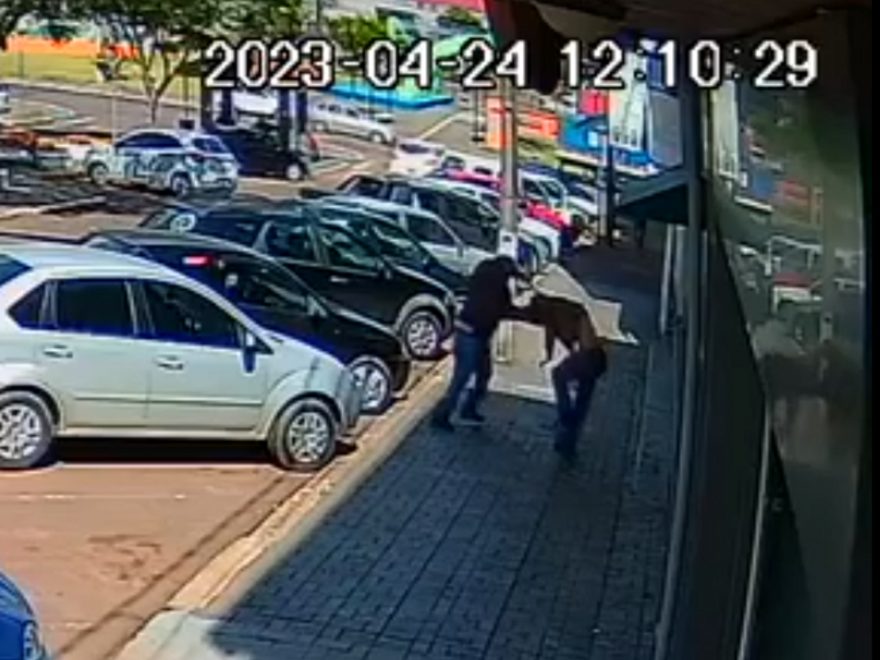 Impressionante: Vídeo mostra homem sendo esfaqueado em frente a comércios