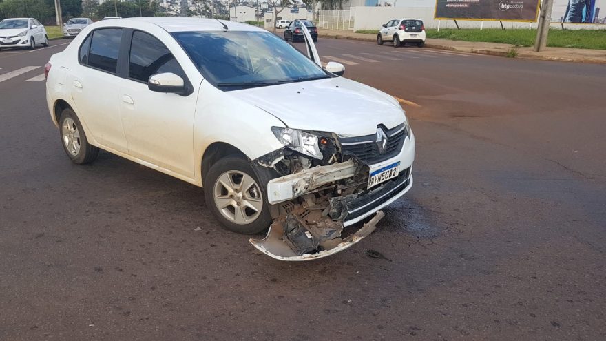 Acidente entre carro e caminhão é registrado no bairro Santa Cruz