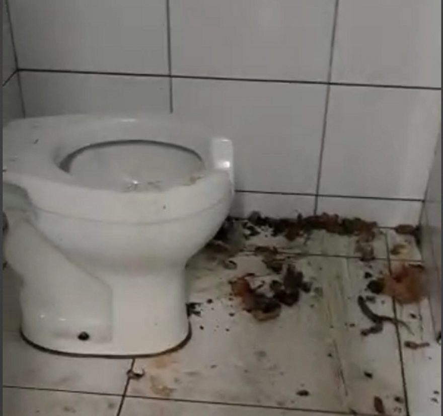 Internauta reclama da sujeira no banheiro do Terminal Leste