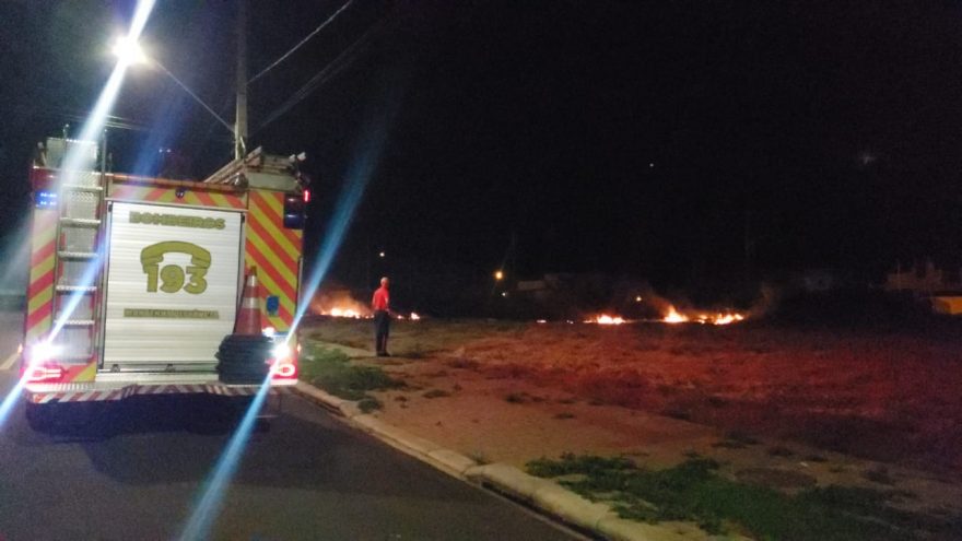 Bombeiros combatem incêndio em vegetação às margens da PR-486
