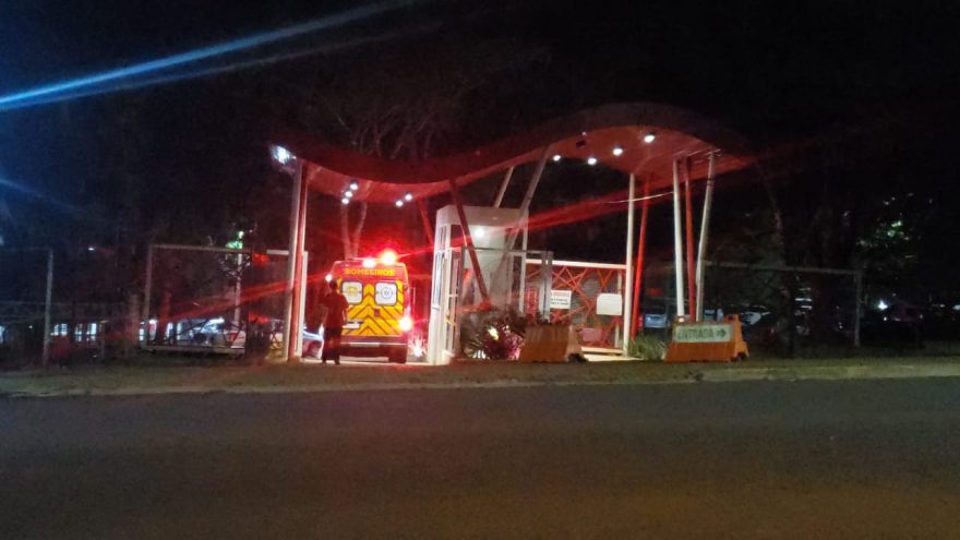 Homem sofre suspeita de fratura ao se machucar em jogo de futebol