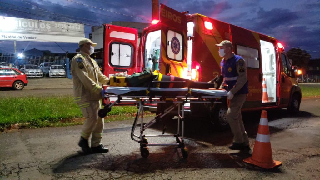 Jovem fica ferida ao se envolver em acidente de moto na Avenida Rocha Pombo