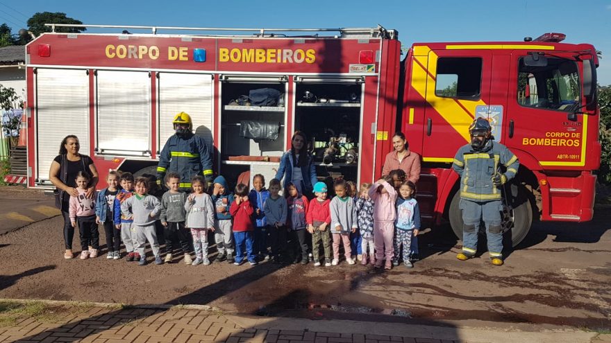 Crianças de Escolas e Cmeis participam de simulação de abandono em caso de incêndio
