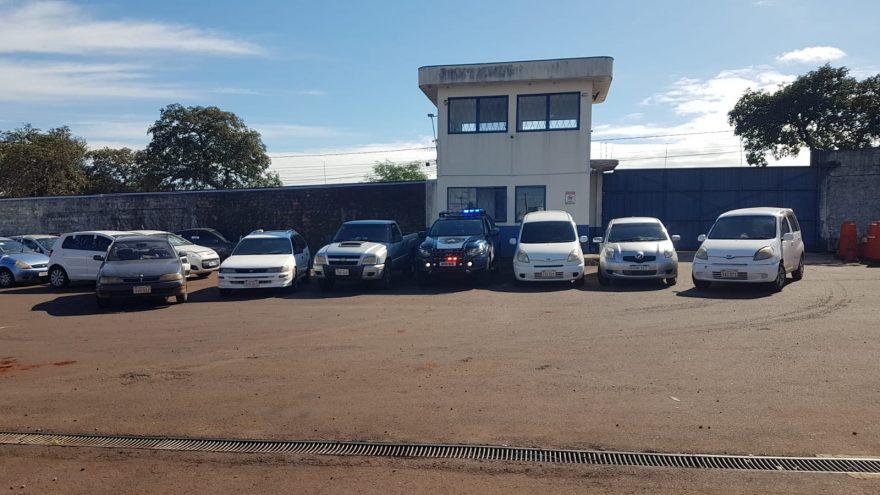 Veículos com placas paraguaias e grande quantidade de pneus são apreendidos pela Receita Federal