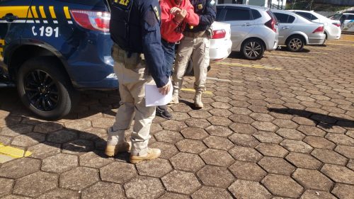 De carona com carro de aplicativo, homem é detido pela PRF transportando 23 quilos de maconha