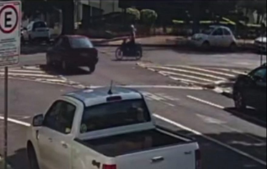 Vídeo mostra carro avançando preferencial e batendo contra moto