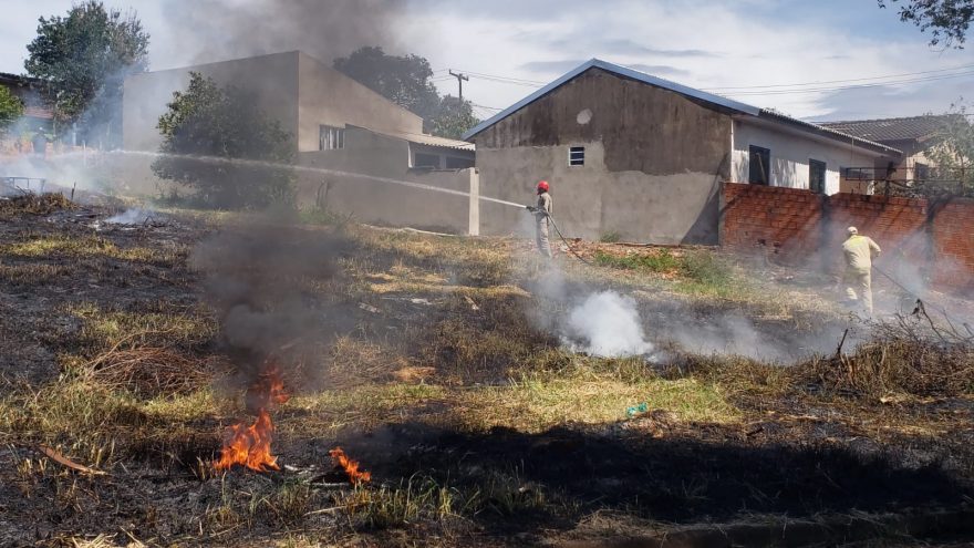 Bombeiros combatem incêndio em grande área de vegetação no Cascavel Velho