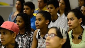 Pobreza e violência pioram saúde mental de jovens